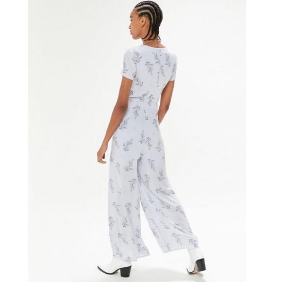 NWT Urban Outfitters UO KerriAnn lilac floral wide leg jumpsuit Size Medium - Picture 4 of 9
